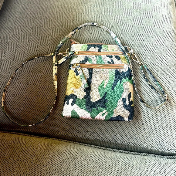 NWOT camo crossbody small bag - Picture 1 of 4